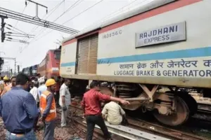 गोवा जा रही राजधानी एक्सप्रेस पटरी से उतरी