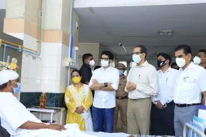 मुख्यमंत्री उद्धव ठाकरे ने शताब्दी अस्पताल में घायलो को मिलने केलिए दौरा किया