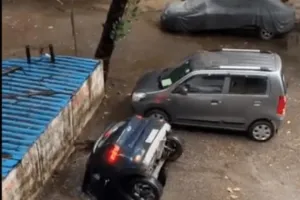 घाटकोपर का एक डरावना वीडियो ट्विटर पर धूम मचा रहा है जहां एक कार को सड़क के अंदर डूबते देखा जा सकता