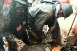 कलवा इलाके की एक बिल्डिंग गिर गई, जिससे दबकर चार महिलाओं सहित पांच लोगों की मौत