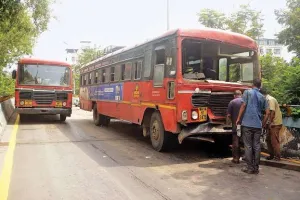 ठाणे में बस सड़क से फिसल गई और किनारे लगे अपरोधक को तोड़कर नाले में गिरी