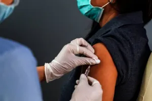 मुंबई में शनिवार को 1.3 लाख लोगों को कोविड रोधी टीका लगाया गया