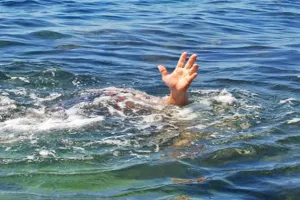 मुंबई के वर्सोवा बीच में मिला किशोर का शव, दो दोस्तों के डूबने की आशंका के चलते तलाशी अभियान जारी