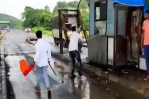 मनसे के कार्यकर्ताओं ने ठाणे – भिवंडी मार्ग की कथित खराब स्थिति को लेकर विरोध जताते हुए टोल बूथ में तोड़फोड़ की
