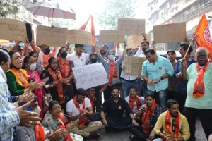 डोंबिवली में गड्ढे में बैठकर मनसे के कार्यकर्ताओं ने किया आंदोलन