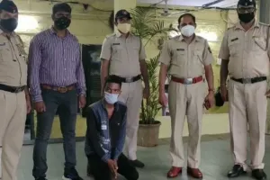 कल्याण रेलवे स्टेशन पर तलवार का डर दिखाकर यात्रियों को लूटने वाला गिरफ्तार
