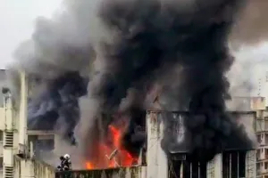 बोरीवली इलाके में एक इमारत में भीषण आग लगी