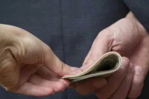 मुंबई में लॉटरी विक्रेता से रिश्वत लेने के आरोप में ACB ने पुलिस कांस्टेबल को किया गिरफ्तार