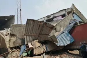 ठाणे जिले में पांच मंजिला आवासीय इमारत का हिस्सा ढहने से एक व्यक्ति की मौत