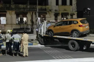 JJ Flyover पर ट्रक लटकी , चालक को बचाया गया, भयानक हादसा हो सकता था