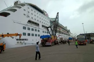 NCB Raid : मुंबई के तट पर एक क्रूज जहाज पर एक पार्टी पर छापेमारी के बाद दो महिलाओं सहित आठ लोगों को हिरासत में लिया गया