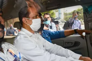 मुंबई पुलिस की अपराध शाखा ने बर्खास्त किए गए पुलिस अधिकारी सचिन वाजे को हिरासत में लिया