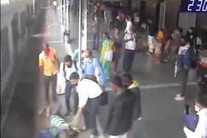 चलती ट्रेन पकड़ने के प्रयास में यात्री का संतुलन खोने की वजह से यात्री गिरा टीसी ने बचाई जान