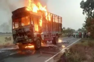 अहमदनगर जिले में 12वीं बोर्ड परीक्षा के प्रश्न पत्र लेकर जा रहे ट्रक में लगी आग