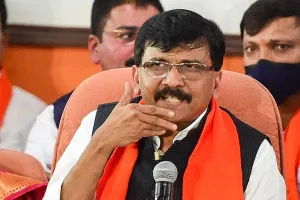 शिवसेना सांसद संजय राउत ने कहा कि ‘पिता-पुत्र’ दोनों जेल जाएंगे