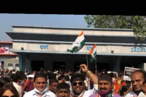 पेगासस स्पाइवेयर मुद्दे पर दादर रेलवे स्टेशन के बाहर युवा कांग्रेस कार्यकर्ताओं का विरोध प्रदर्शन