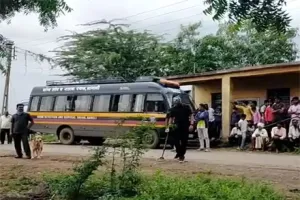 एक स्कूल के पास खेल रहे थे छात्र, गेंद क्लास रूम में चली गई; अंदर घुसते ही देखा हैंड ग्रेनेड...