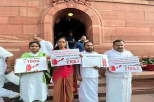 लोकसभा में तख्तियों के साथ महंगाई के विरोध में कांग्रेस के 4 सांसदों को पूरे सत्र के लिए निलंबित...