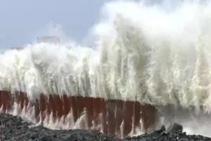 समुद्र में उठने वाली ऊंची लहरों  से मरीन ड्राइव की इमारतों में हो रहा है कंपन...रहीवासियो ने मनपा आयुक्त को लिखा पत्र 