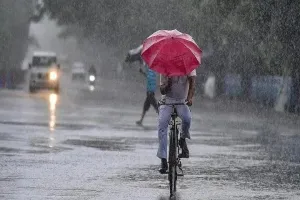 मुंबई में भारी बारिश के बाद लबालब सड़कें, शुक्रवार तक जारी ऑरेंज अलर्ट...