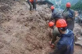 मूसलाधार बारिश के कारण पवई के इंदिरा नगर में पहाड ढह गया…
