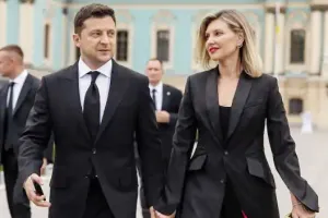 यूक्रेन में युद्ध के बीच पत्नी के साथ फोटोशूट करा रहे राष्ट्रपति जेलेंस्की, जमकर हुए ट्रोल...