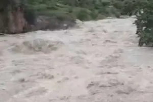 देश के कई राज्यों में बारिश बनी आफत, महाराष्ट्र में वैतरना नदी के तेज बहाव में फंसे 13 मजदूर…