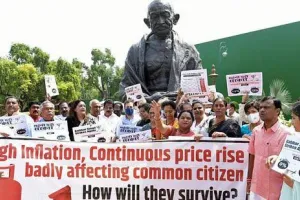 कांग्रेस नेता राहुल गांधी ने महंगाई के मुद्दे पर कांग्रेस सांसदों के साथ संसद में विरोध-प्रदर्शन किया