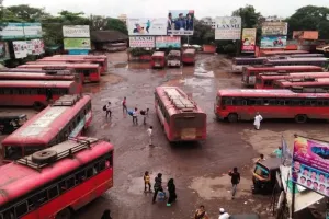 एसटी महामंडल की लापरवाही के कारण भिवंडी स्थित बस स्टैंड परिसर पर गड्ढे ही गड्ढे   