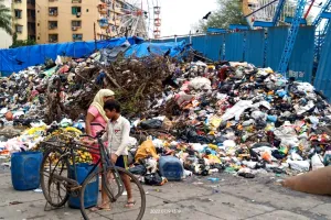 मुंब्रा के रोड पर कचरे का अंबार