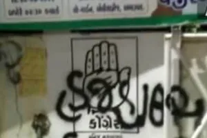 अहमदाबाद में  जगदीश ठाकुर के बयान पर हंगामा, कांग्रेस कार्यालय परकथित तौर पर बजरंग दल के कार्यकर्ताओं ने लिखा ‘हज हाउस’