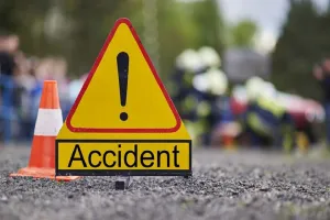 महाराष्ट्र के रत्नागिरी जिले में भीषण सड़क हादसा, टेंपो पर ट्रक के पलटने से 1 की मौत... 2 हुए घायल