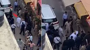 भाजपा नेता बंदी संजय कुमार ने उठाए अमित शाह के जूते!