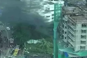 मुंबई के प्रभादेवी में समाना प्रेस के सामने नागेट बिल्डिंग में लगी आग
