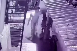 नवी मुंबई में नग्न चोर की दहशत....CCTV में कैद हुए फुटेज