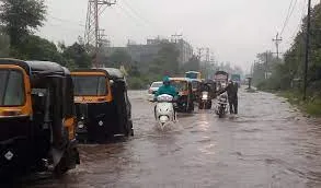 मुंबई और आस-पास के इलाकों में में सुबह से लगातार बारिश...अगले 48 घंटे का अलर्ट जारी