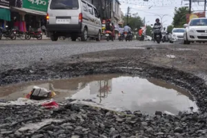 सड़क के गड्ढे जस के तस...गणेश भगवान आए और चले गए...