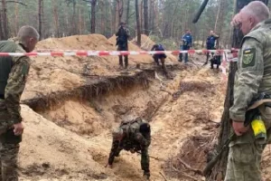 यूक्रेन में फिर मिली 440 से अधिक शवों की नई कब्र, मौत के निशान छोड़ जा रही रूसी सेना...