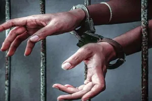 हीरा कारोबारी से जबरन वसूली के लिए मुंबई के दो पुलिसकर्मी गिरफ्तार...