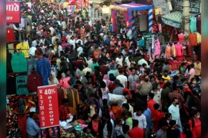 कोविड-19 महामारी के दो साल बाद दिवाली पर मुंबई के बाजारों में उमड़ी भीड़...