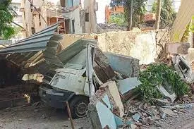 बोरीवली वजीरा नाका के पास खतरनाक इमारत का हिस्सा गिरा कोई हताहत नहीं...मलबे में दबकर कई वाहन टूटे