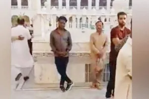 Pakistan के गुरुद्वारा पंजा साहिब में जूते पहनकर फिल्म की शूटिंग, भड़के सिख...