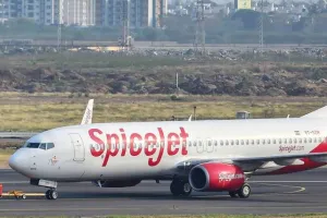 गोवा से आ रहे स्पाइसजेट के एक विमान को बुधवार रात हैदराबाद हवाईअड्डे पर आपात स्थिति में उतारा गया 