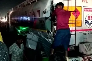 एलिवेटेड हाईवे पर मच गई लूट, जिसे जो बर्तन मिला उसी में भर कर ले गया डीजल...