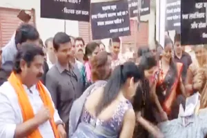 श्रद्धा की दिल्ली में हुई निर्मम हत्या पर मुंबई में भड़का लोगों का गुस्‍सा...जमकर हुआ विरोध-प्रदर्शन