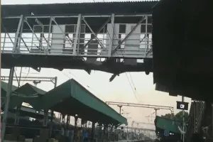 महाराष्ट्र में बल्लारशाह रेलवे स्टेशन पर गिरा फुटओवर ब्रिज... 20 लोगों के घायल होने की खबर