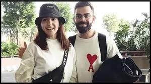 बॉलीवुड अभिनेत्री अनुष्का के नाम की हुडी पहने नजर आए विराट कोहली... मीडिया के सामने पत्नी संग दिए रोमांटिक पोज