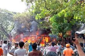चर्चगेट के पास एम जी रोड स्थित फैशन स्ट्रीट में लगी आग... लगभग बीस दुकाने जलकर ख़ाक
