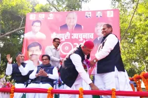 एसएस मैमोरियल इंटर कॉलेज में हुए सम्मेलन में एक मंच पर आए अखिलेश और  शिवपाल यादव...पूर्व सीएम ने चाचा के छुए पैर