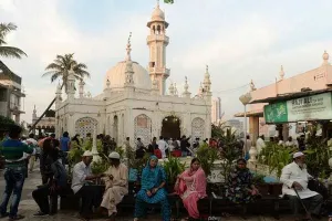 हाजी अली दरगाह पर आतंकी हमले की धमकी , मुंबई पुलिस ने सुरक्षा बढ़ा दी